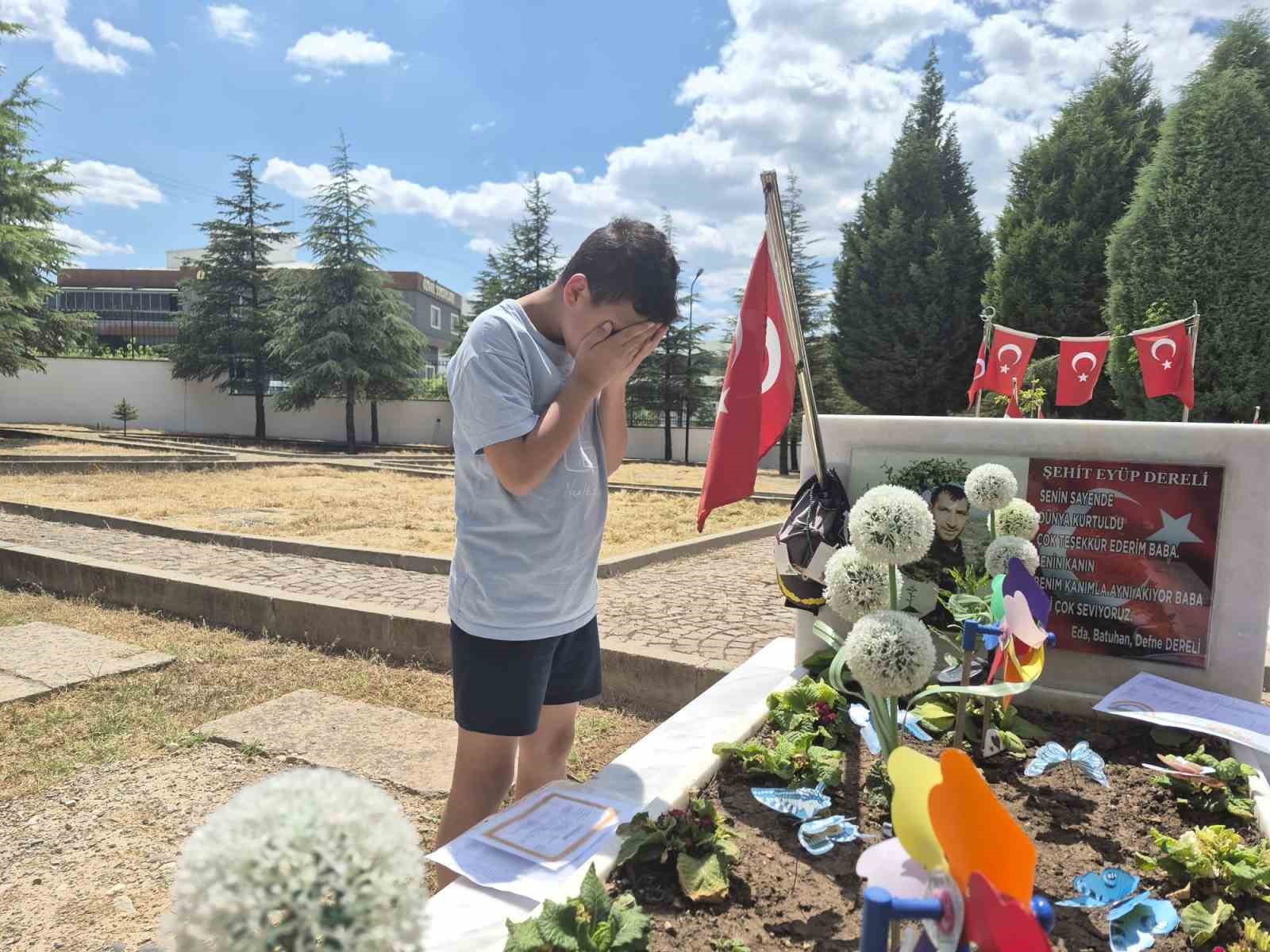 Şehit operatörün çocukaları karnelerinin babalarının kabrine götürdü
