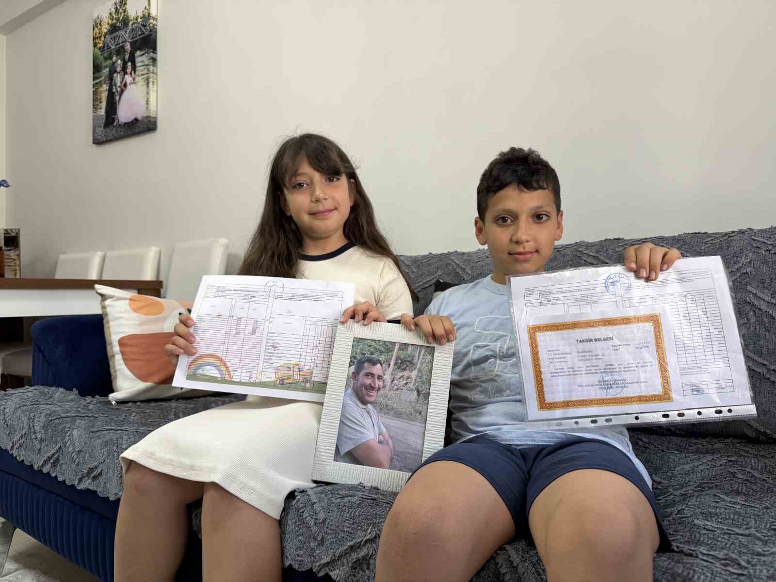 Şehit operatörün çocukaları karnelerinin babalarının kabrine götürdü