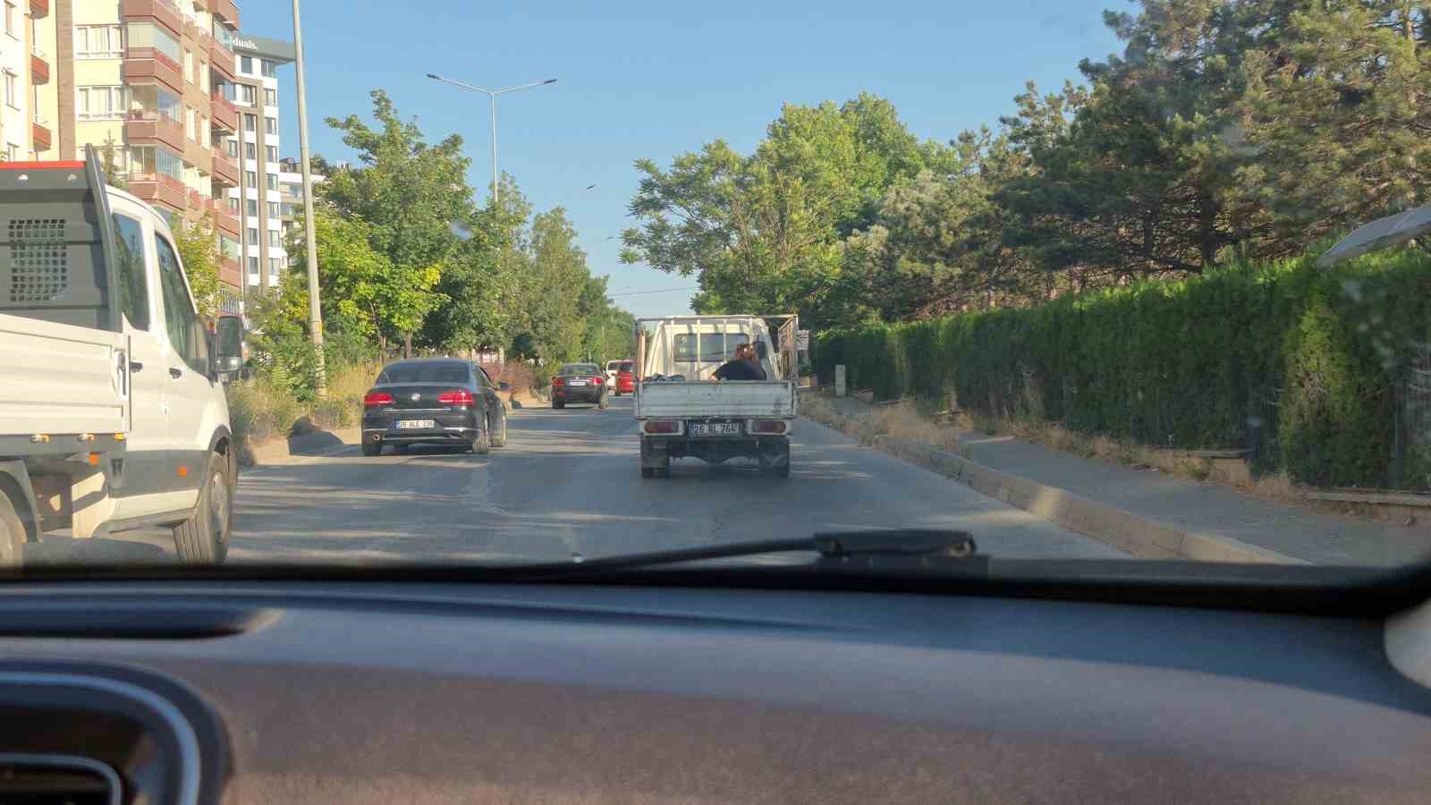 Eskişehir’de kamyonet kasasında tehlikeli yolculuk