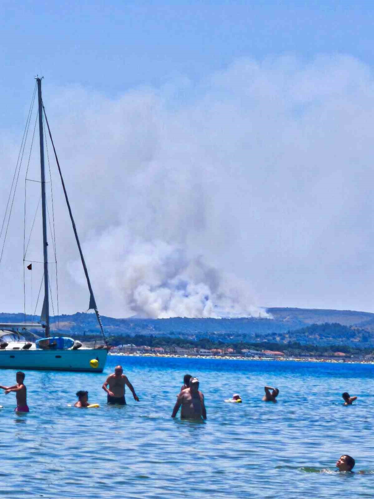 Çeşme’de çöplükte çıkan yangın makilik alana sıçradı