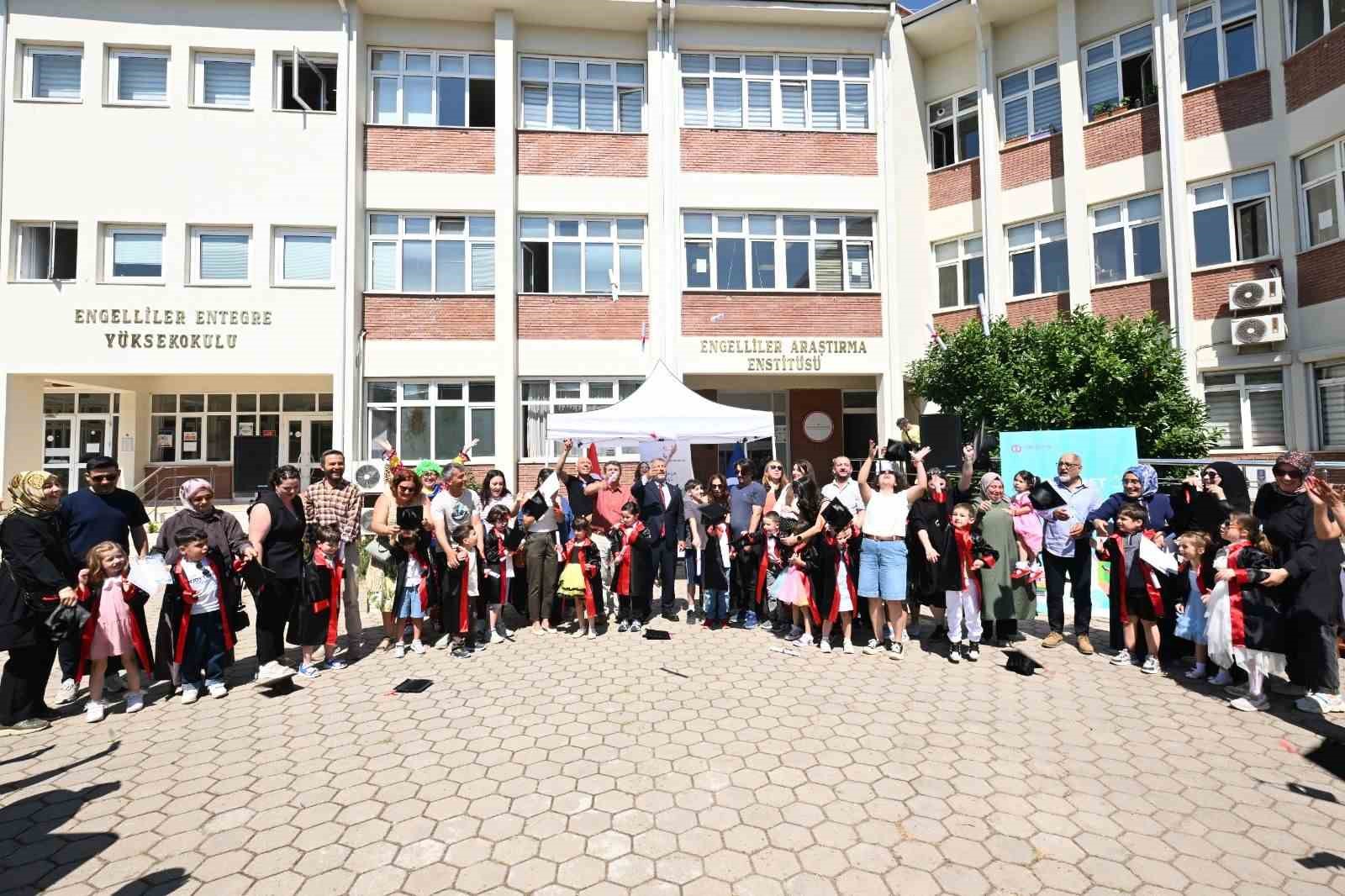Anadolu Üniversitesi’nde gurur günü: Sevgi ve sabrın mezuniyeti