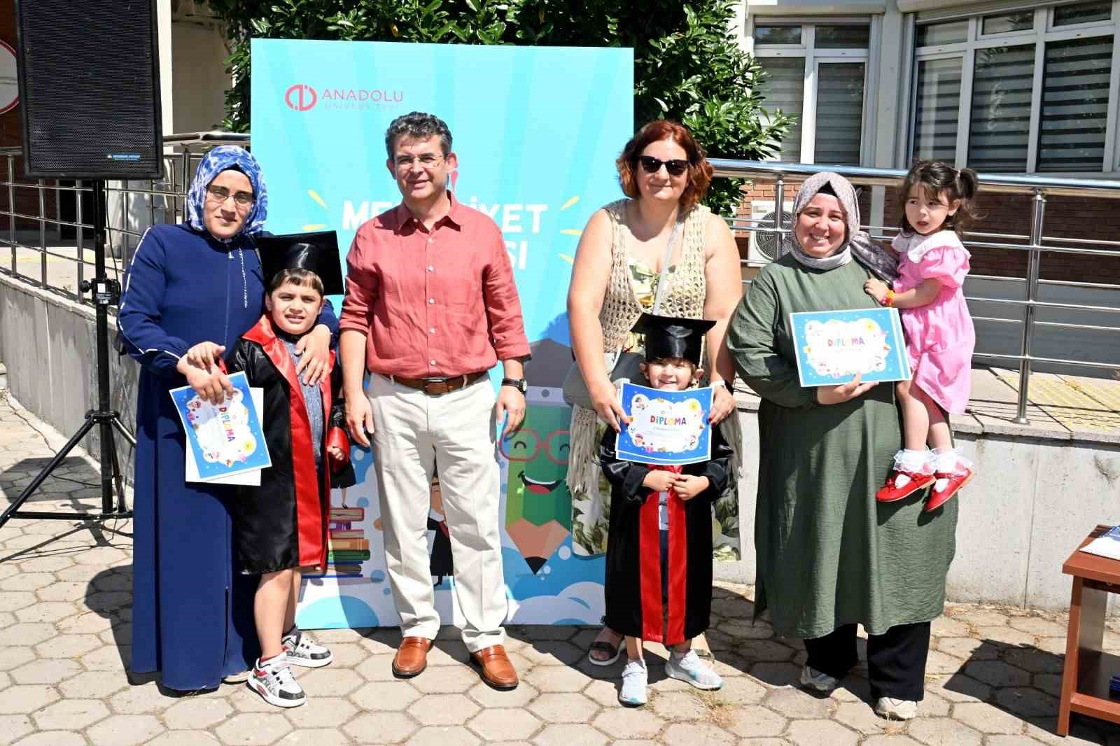 Anadolu Üniversitesi’nde gurur günü: Sevgi ve sabrın mezuniyeti