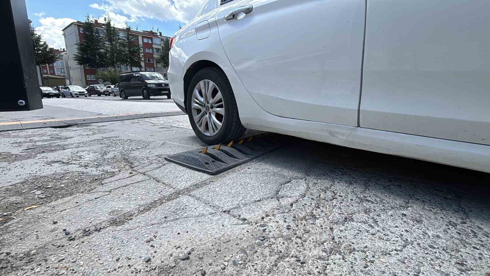 Bolu’da onlarca sürücü ‘alışkanlık’ kurbanı oldu: 20’ye yakın aracın lastiği patladı