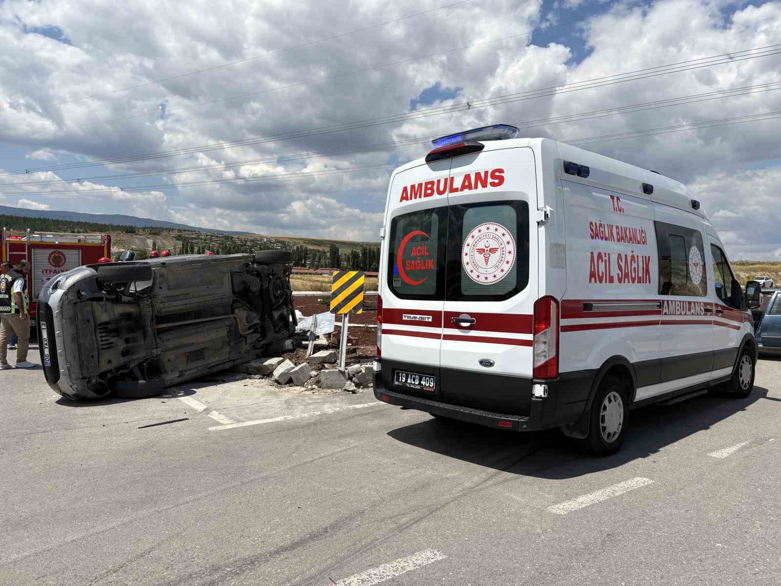 Çorum’da hafif ticari araç ile otomobil çarpıştı: 2’si ağır 5 yaralı