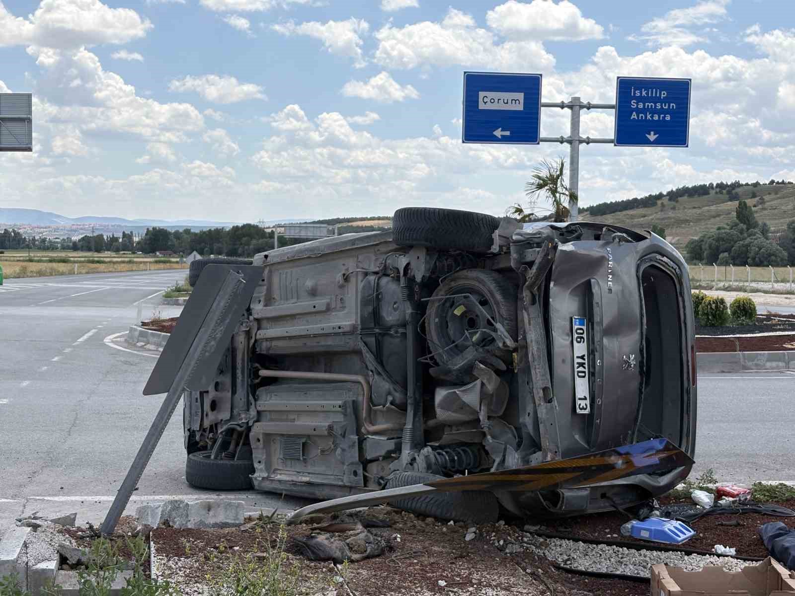 Çorum’da hafif ticari araç ile otomobil çarpıştı: 2’si ağır 5 yaralı
