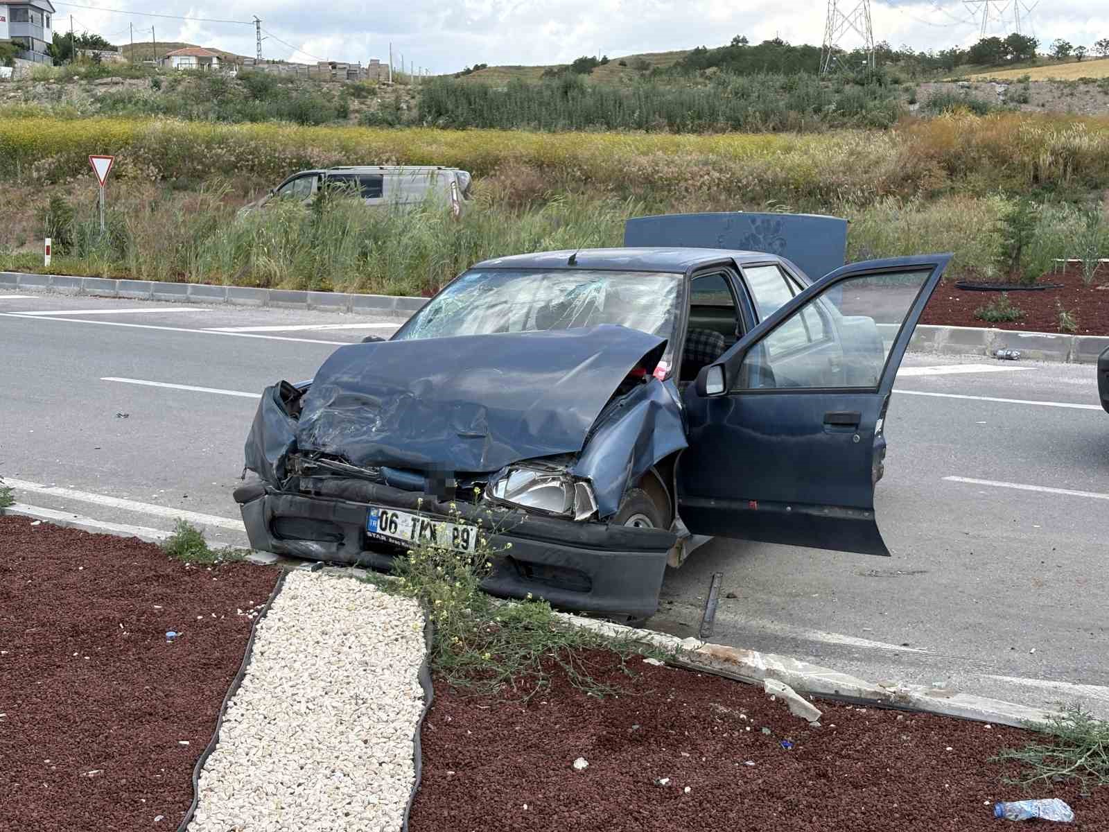 Çorum’da hafif ticari araç ile otomobil çarpıştı: 2’si ağır 5 yaralı