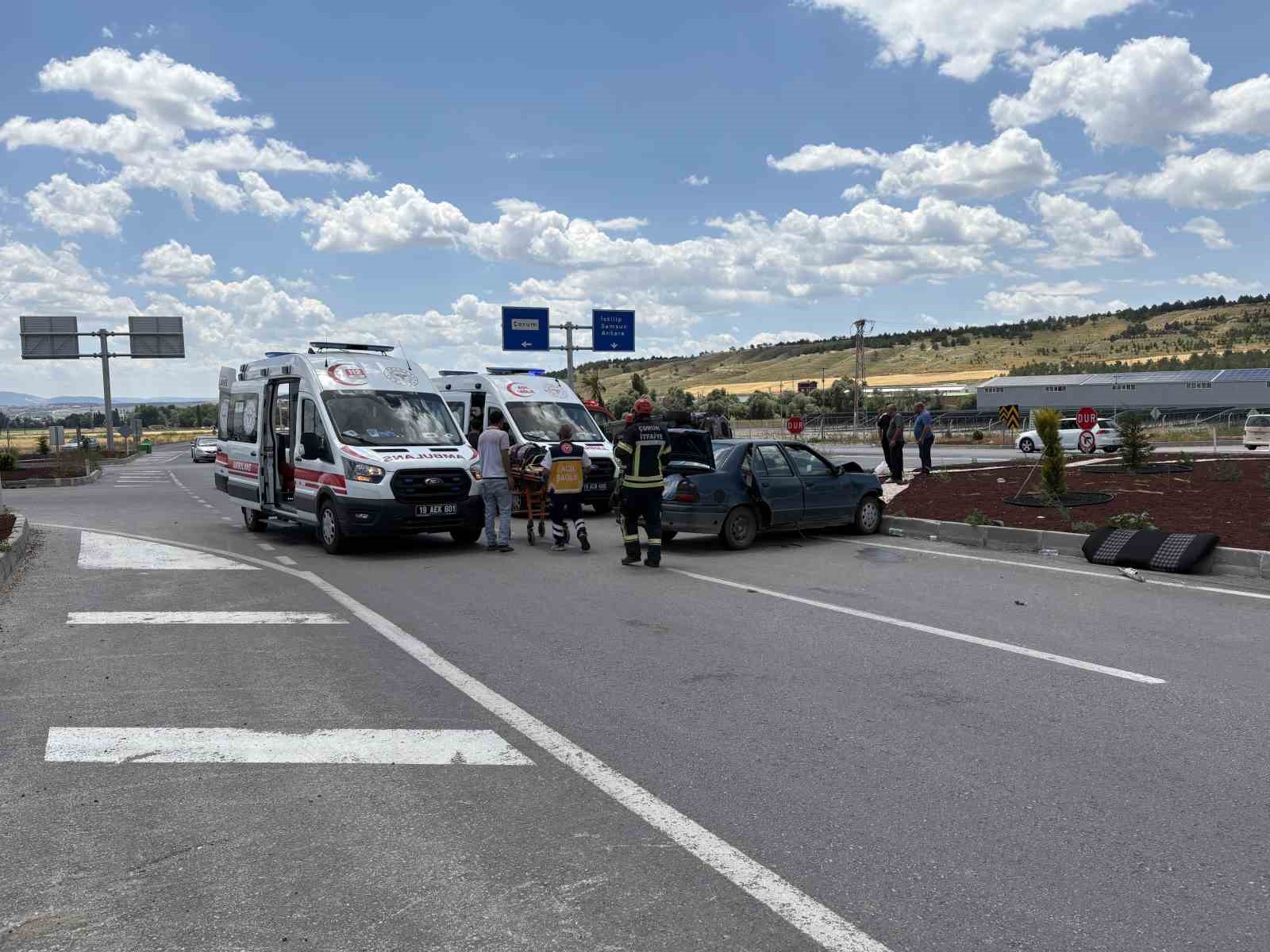 Çorum’da hafif ticari araç ile otomobil çarpıştı: 2’si ağır 5 yaralı