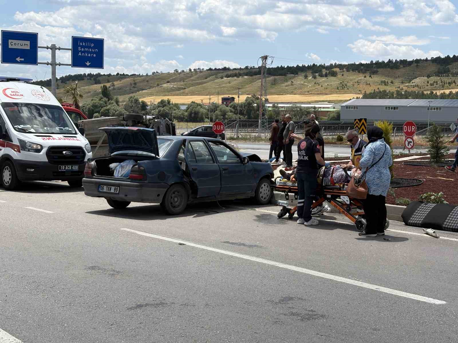 Çorum’da hafif ticari araç ile otomobil çarpıştı: 2’si ağır 5 yaralı