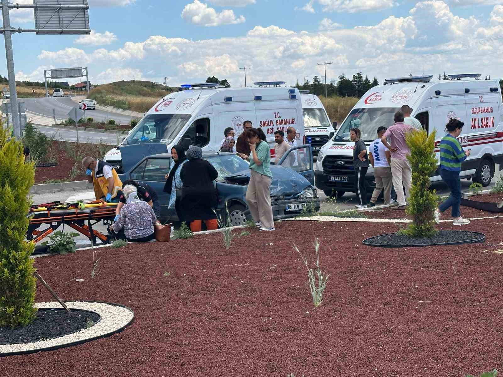Çorum’da hafif ticari araç ile otomobil çarpıştı: 2’si ağır 5 yaralı
