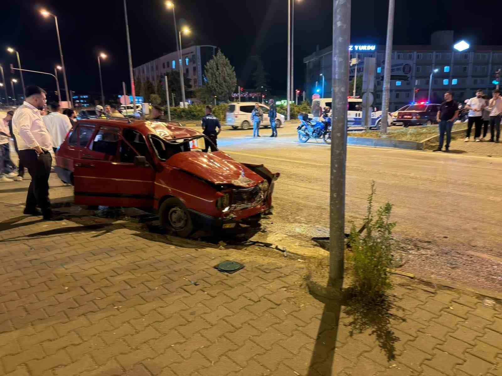 Kırmızı ışıkta dehşet: Genç motosikletli 36,5 metre sürüklendi