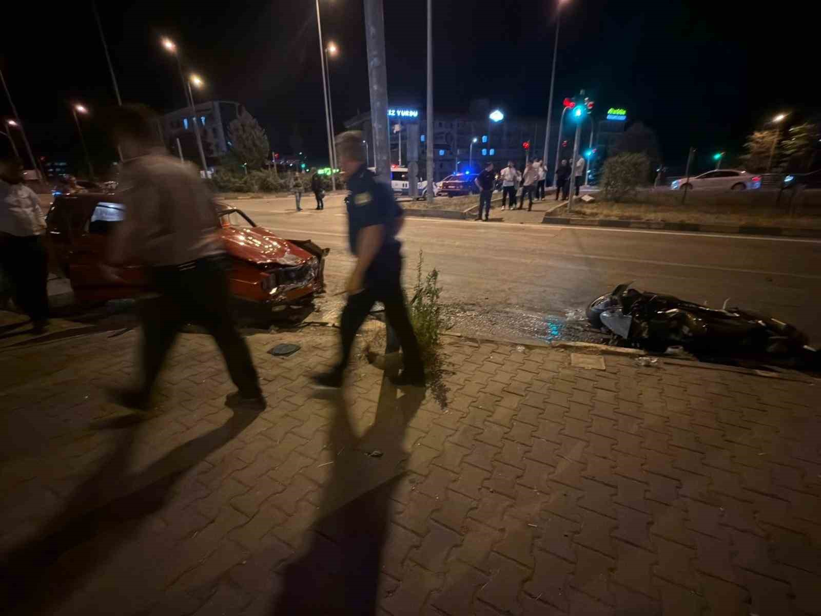 Kırmızı ışıkta dehşet: Genç motosikletli 36,5 metre sürüklendi