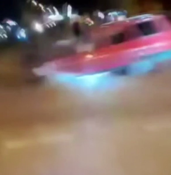 Kırmızı ışıkta dehşet: Genç motosikletli 36,5 metre sürüklendi