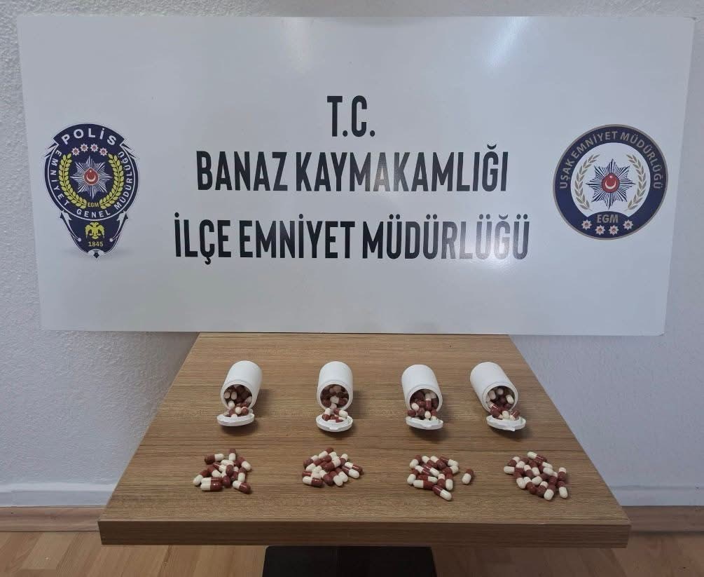 Uşak’ta polisten kaçan araçtan atılan poşette 197 adet sentetik ecza hapı ele geçirildi
