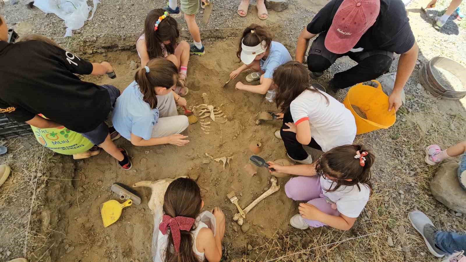 Zonguldak’ta çocuklar arkeolojik kazı heyecanı yaşadı