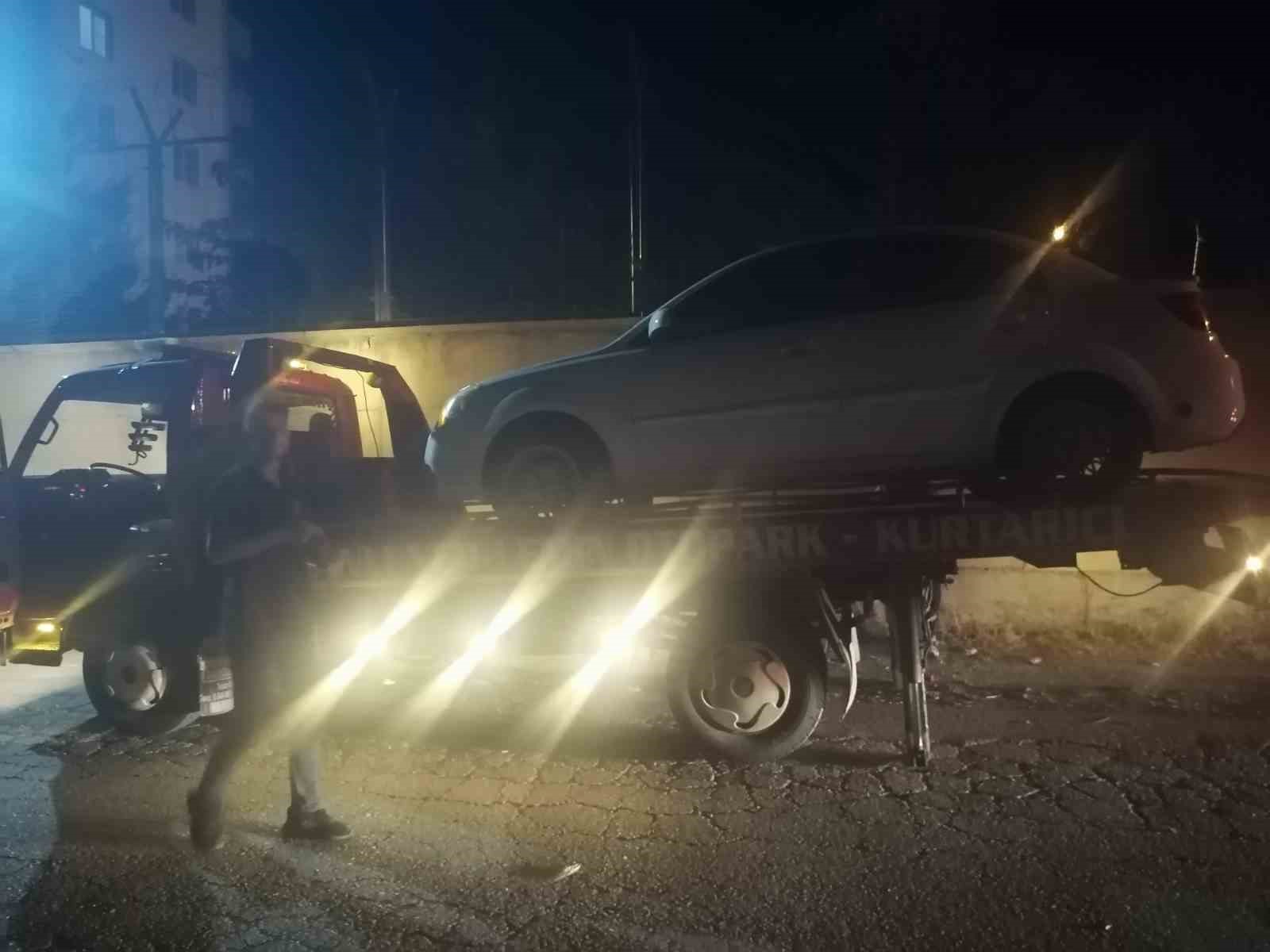 Karakol yoluna park edilen araçlar çekiciyle kaldırıldı
