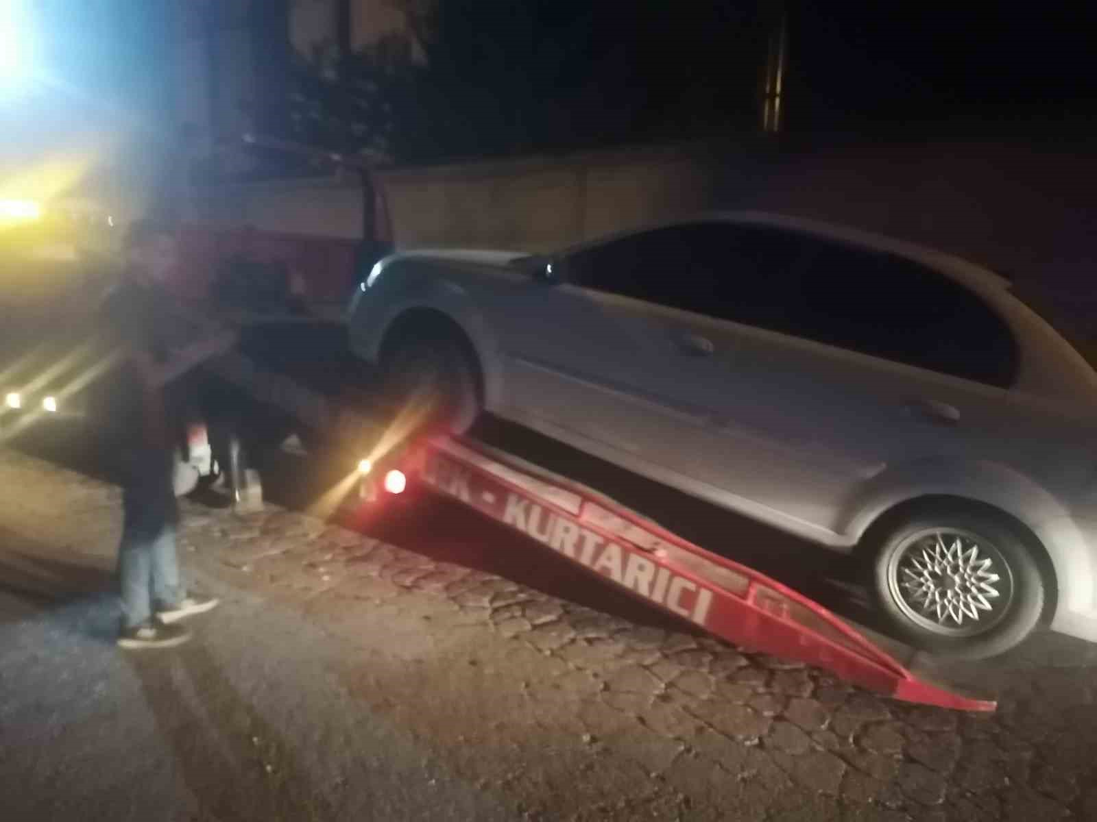 Karakol yoluna park edilen araçlar çekiciyle kaldırıldı