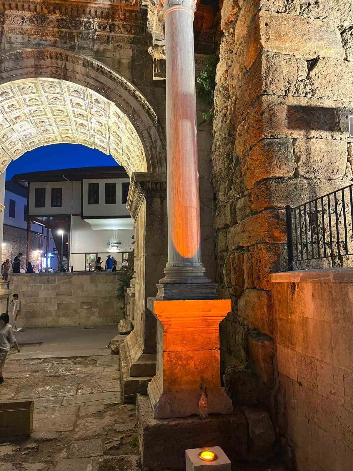 Antalya’nın tarihi kapısı aydınlatıldı