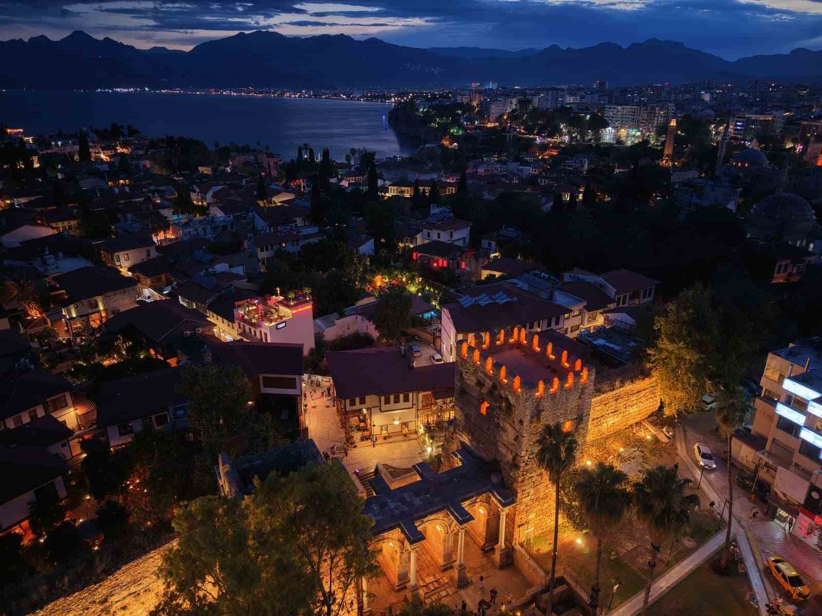 Antalya’nın tarihi kapısı aydınlatıldı
