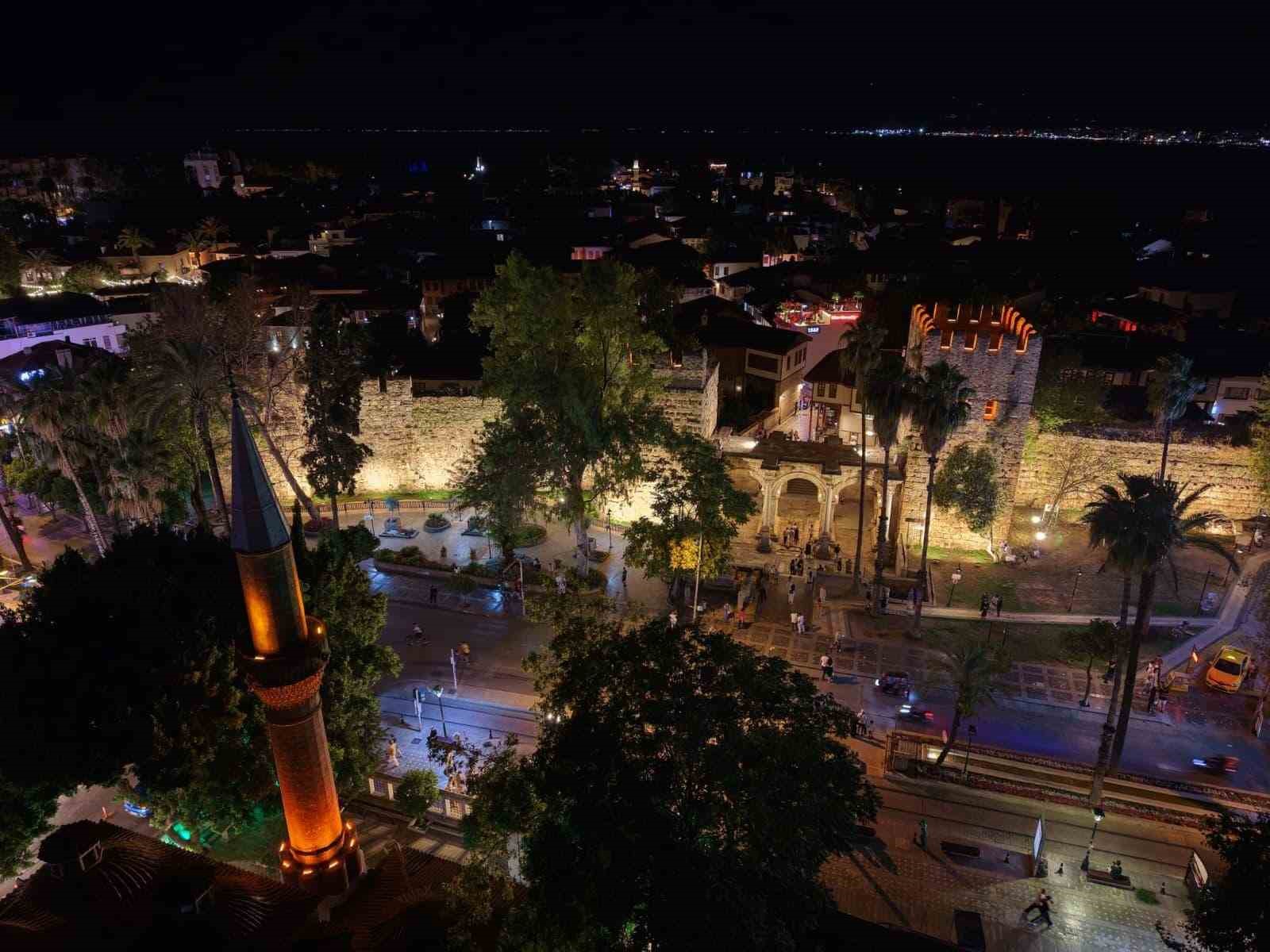Antalya’nın tarihi kapısı aydınlatıldı