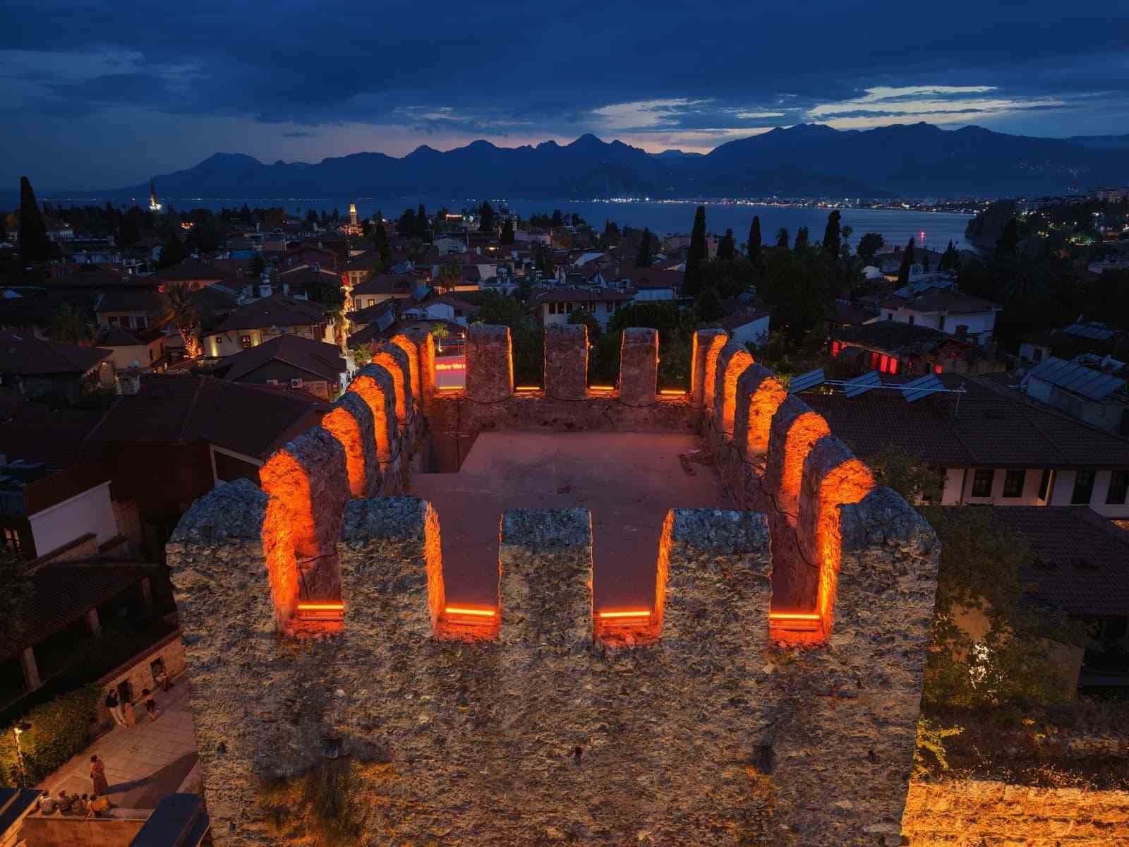 Antalya’nın tarihi kapısı aydınlatıldı