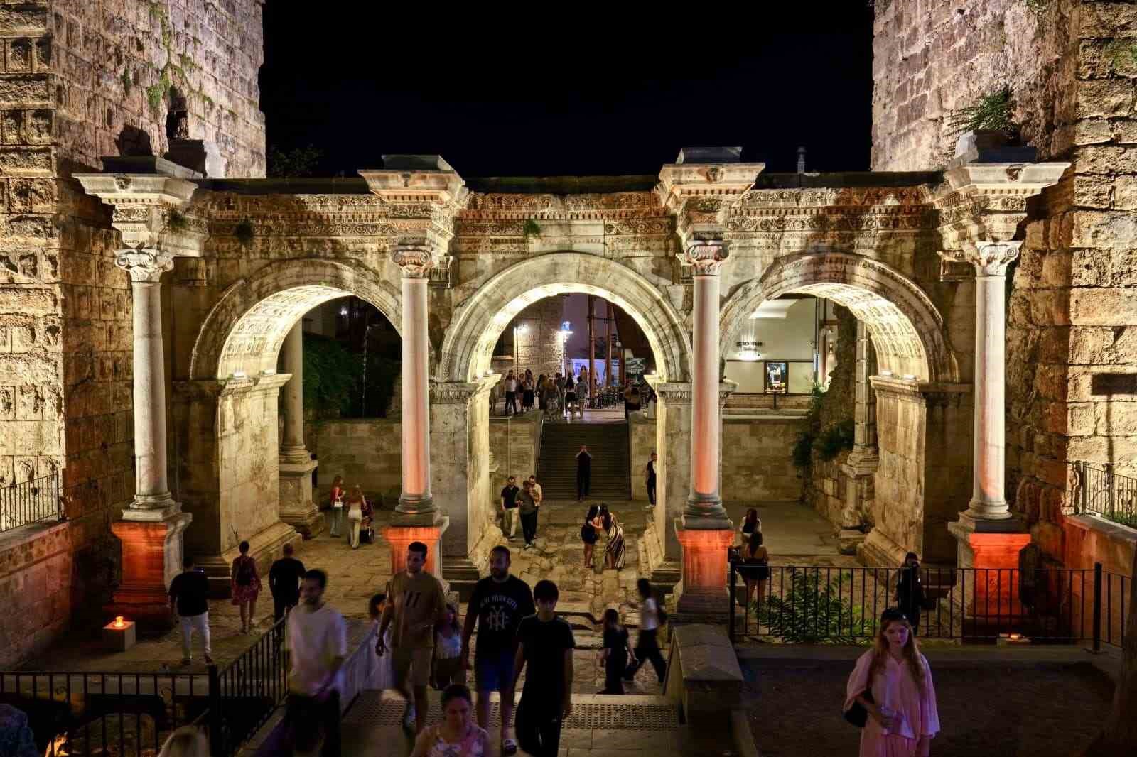 Antalya’nın tarihi kapısı aydınlatıldı