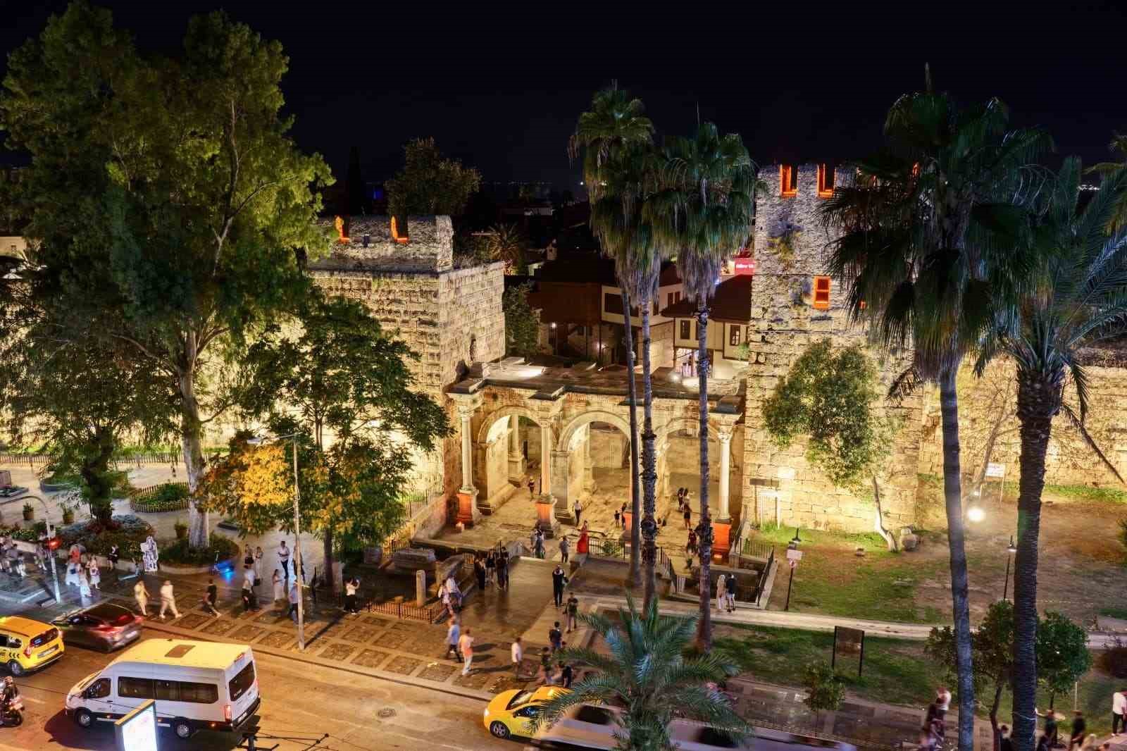 Antalya’nın tarihi kapısı aydınlatıldı