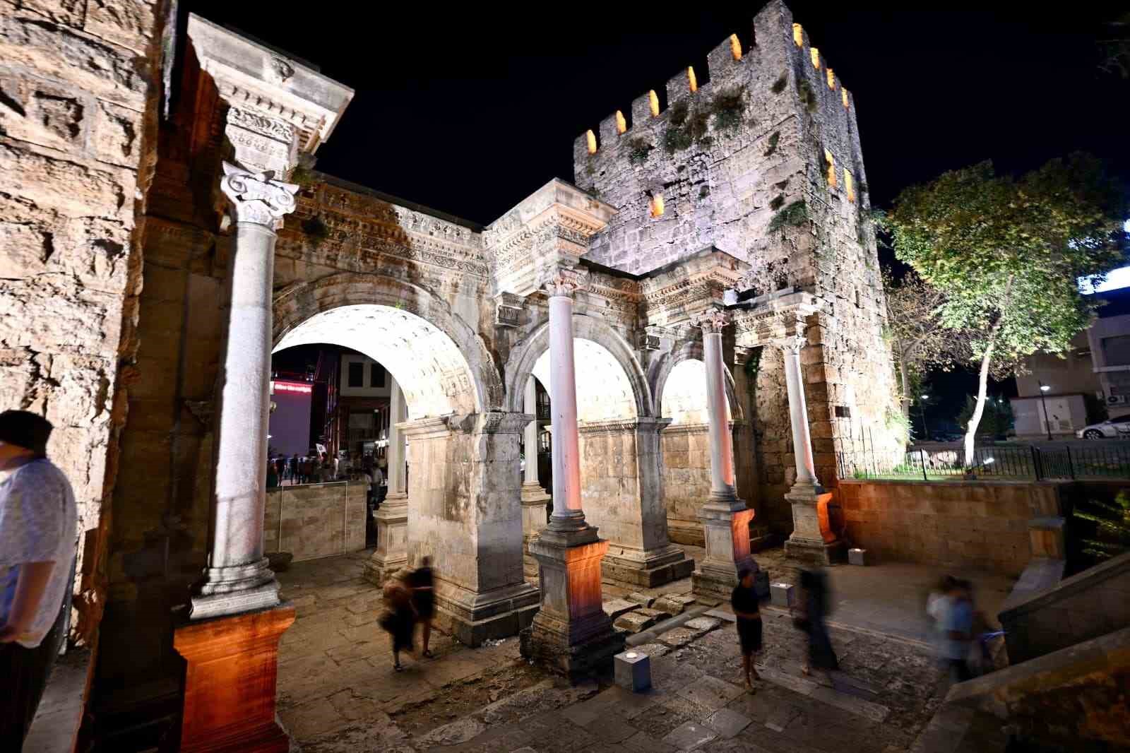 Antalya’nın tarihi kapısı aydınlatıldı