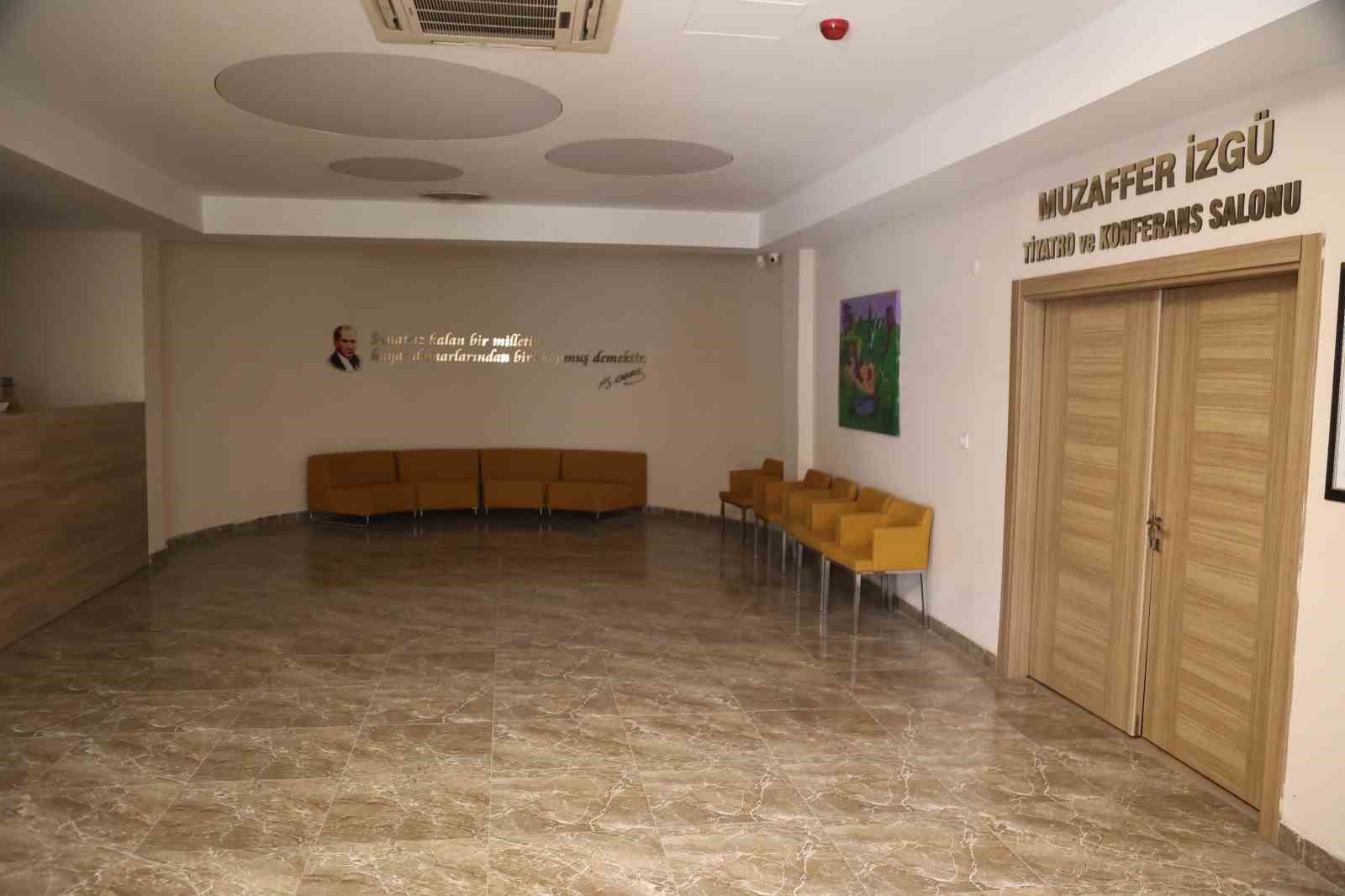 Efeler Belediyesi Muzaffer İzgü Salonu yeni yüzüyle sanatseverleri bekliyor