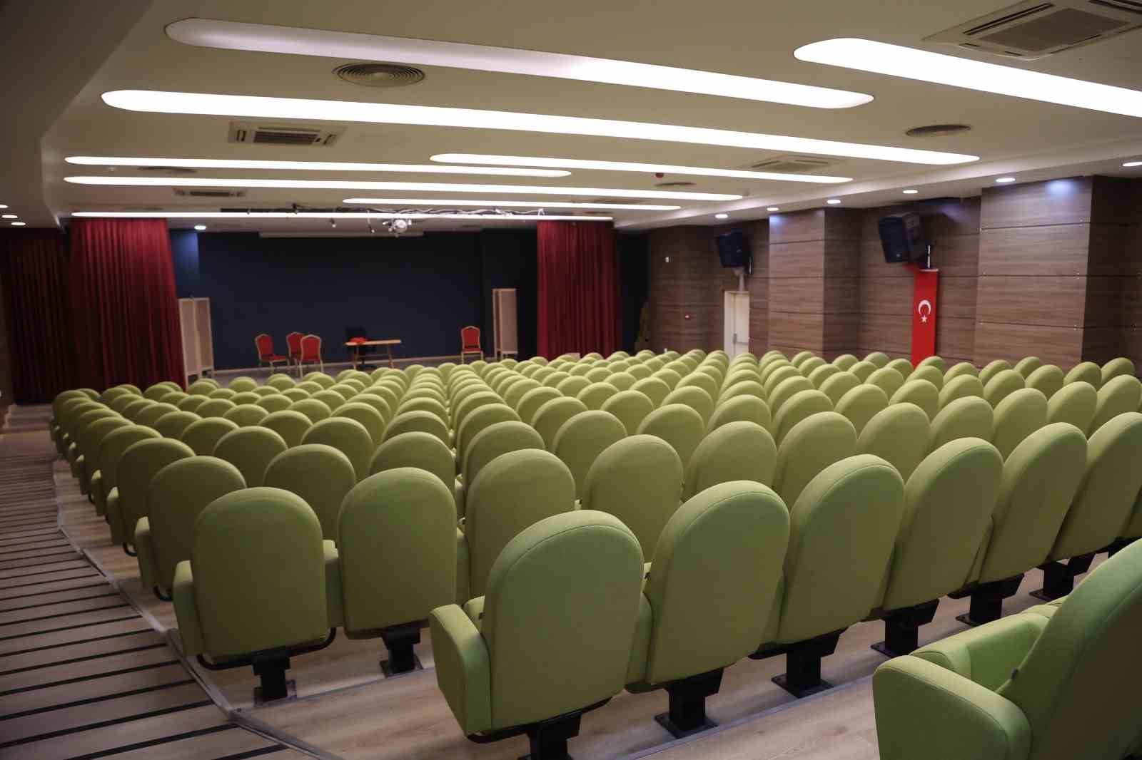 Efeler Belediyesi Muzaffer İzgü Salonu yeni yüzüyle sanatseverleri bekliyor