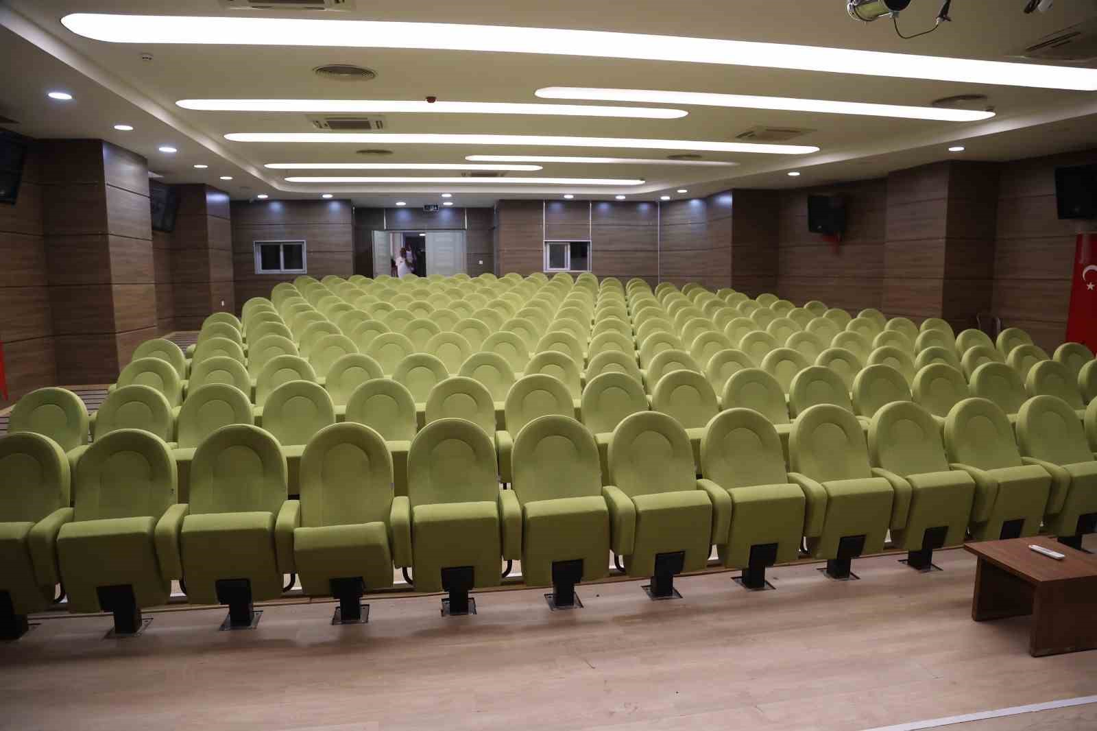 Efeler Belediyesi Muzaffer İzgü Salonu yeni yüzüyle sanatseverleri bekliyor