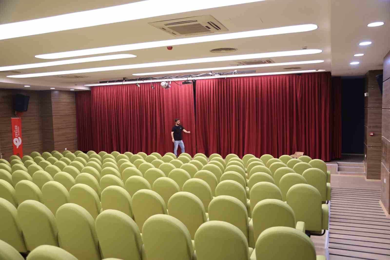 Efeler Belediyesi Muzaffer İzgü Salonu yeni yüzüyle sanatseverleri bekliyor