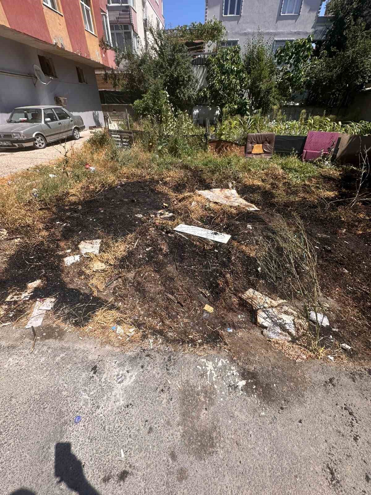 Otluk alanda bulunan atıklardan yangın çıktı