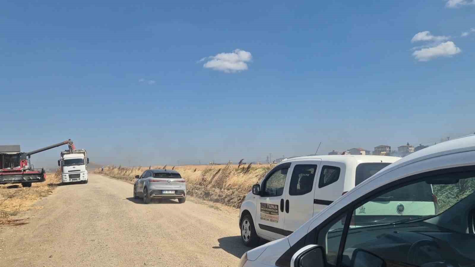 Alevlerle biçerdöver yarışı: Yangının dibinde zamanla yarış