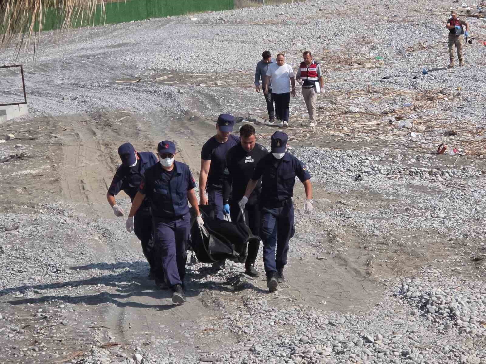 Hatay’da sahilde kimliği belirsiz erkek cesedi bulundu