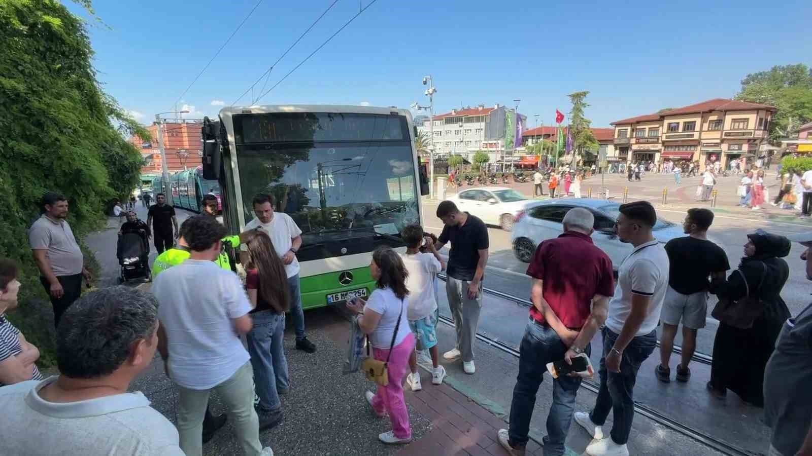 Bursa’da anne ve bebeğine otobüs çarptı: 2 yaralı