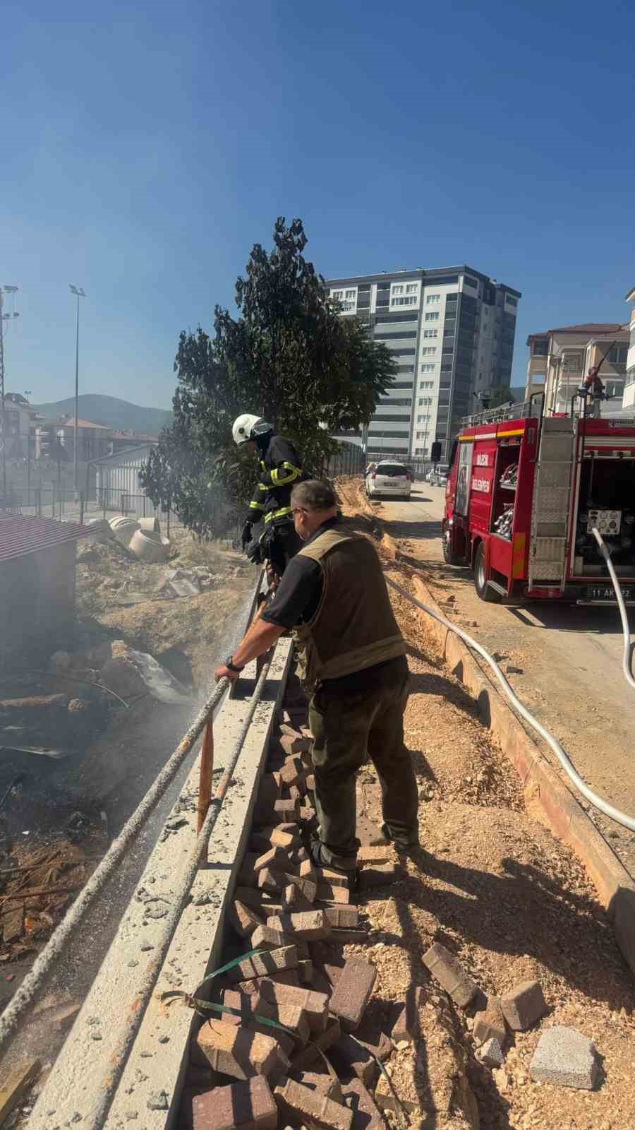 Bilecik’te stadyum inşaat alanında yangın çıktı