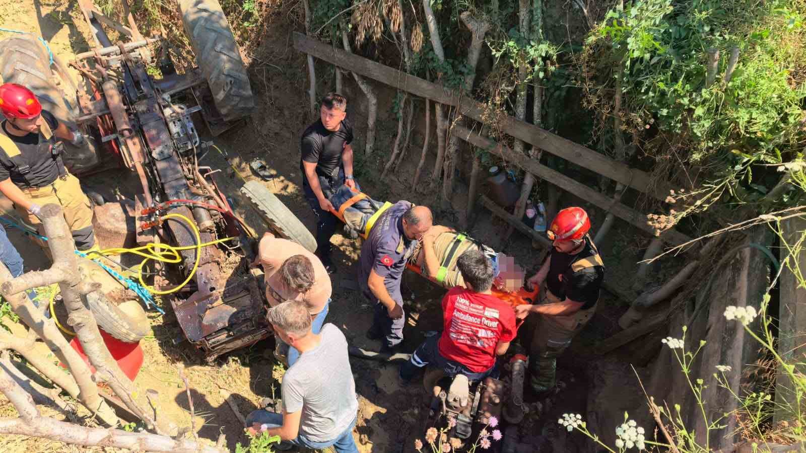 Traktörün altında kalan adam ağır yaralandı