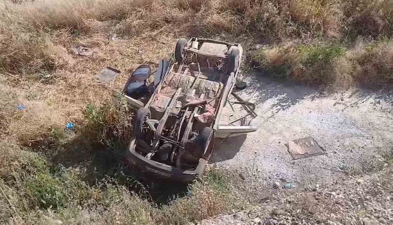 Şanlıurfa’da otomobil şarampole devrildi: 1 ölü, 4 yaralı