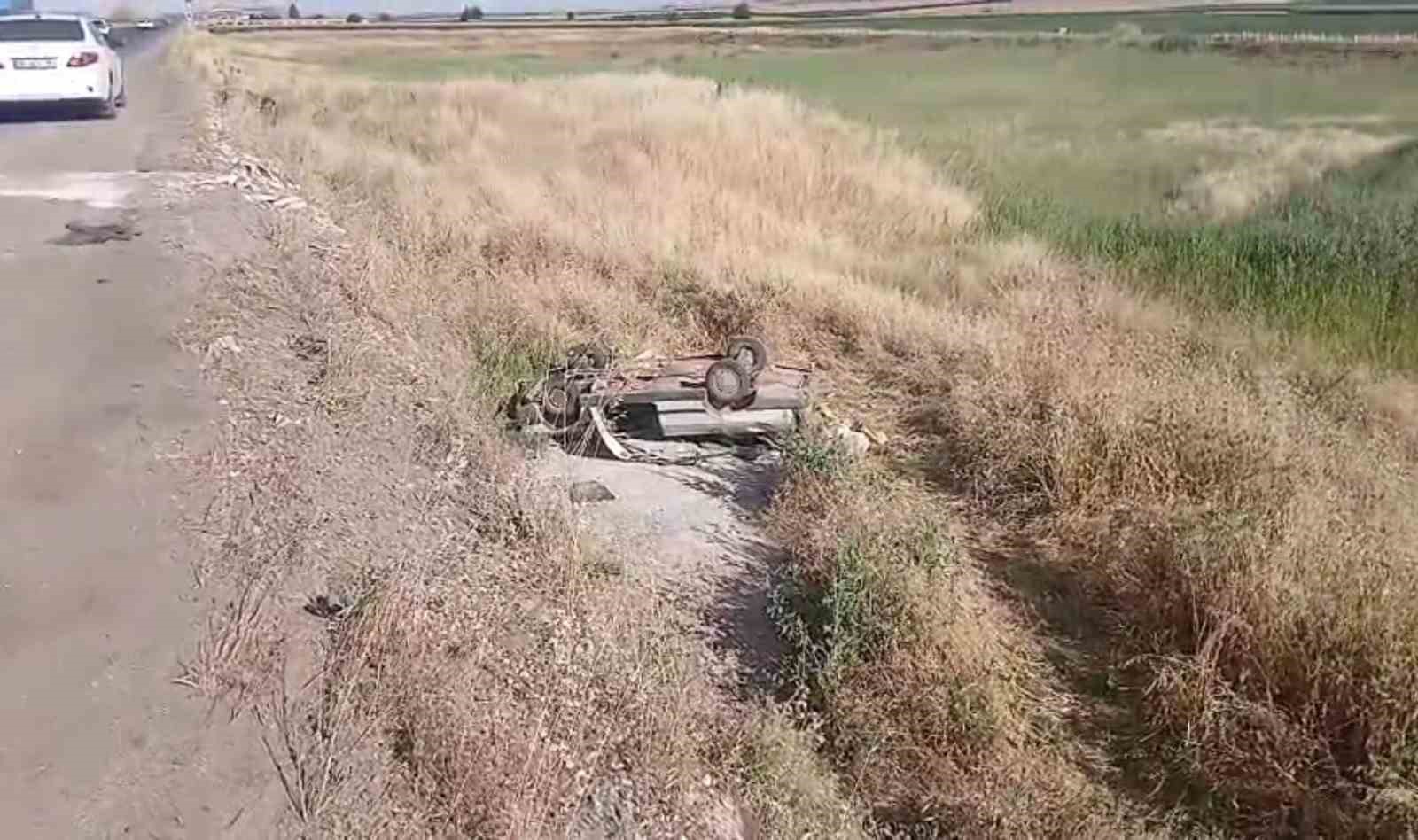Şanlıurfa’da otomobil şarampole devrildi: 1 ölü, 4 yaralı