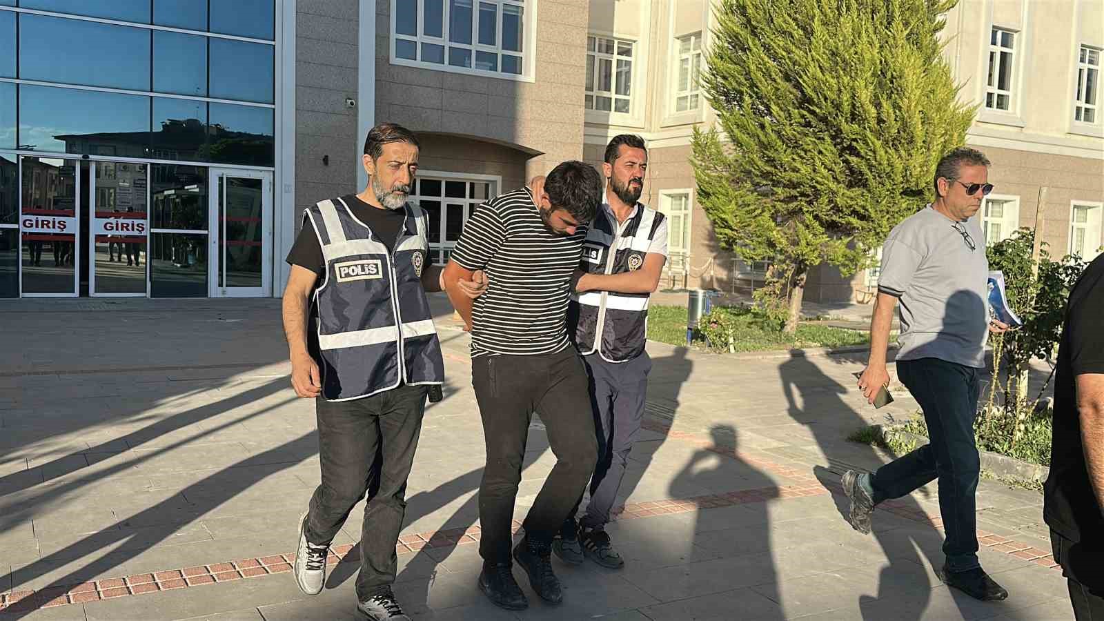 Burdur’da evine gelen adamı öldüren genç tutuklandı