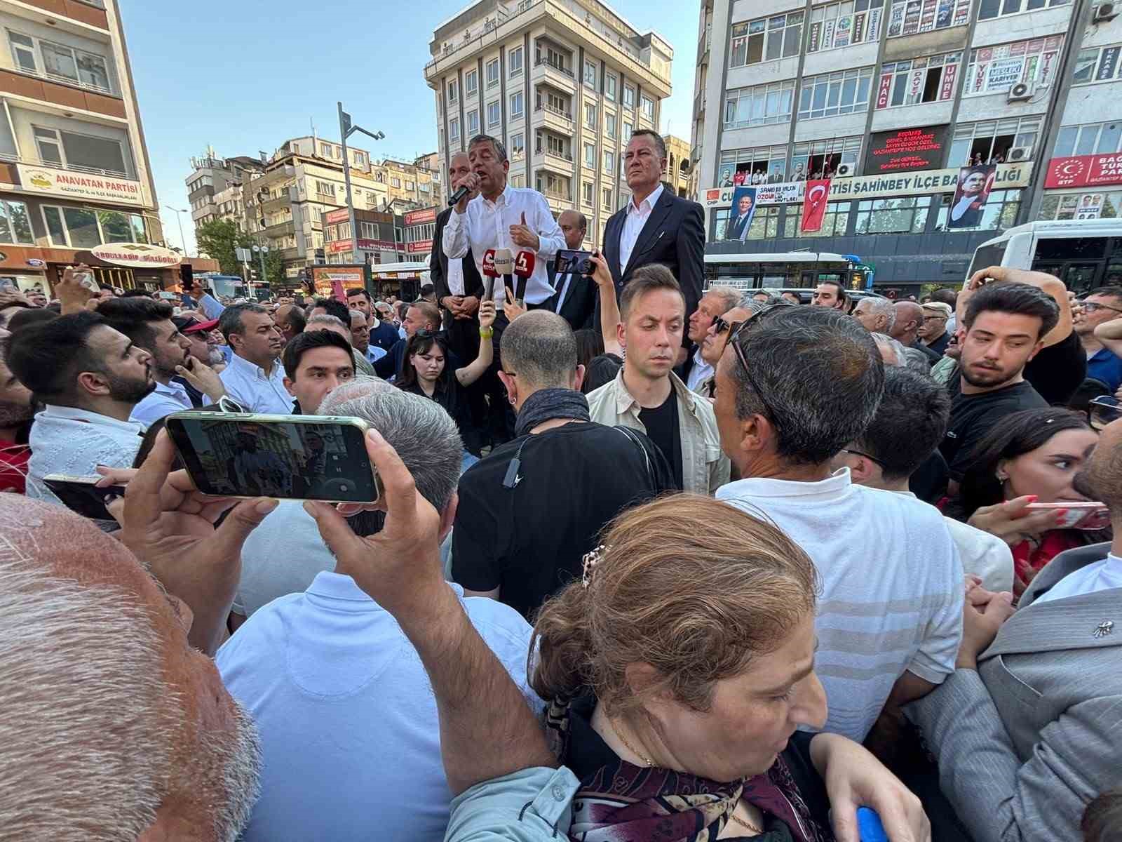 CHP Grup Başkanı Özgür Özel: "Cumhuriyet Halk Partisi’ne, adayına, kurumuna, liderine darbe yapıyorlar"