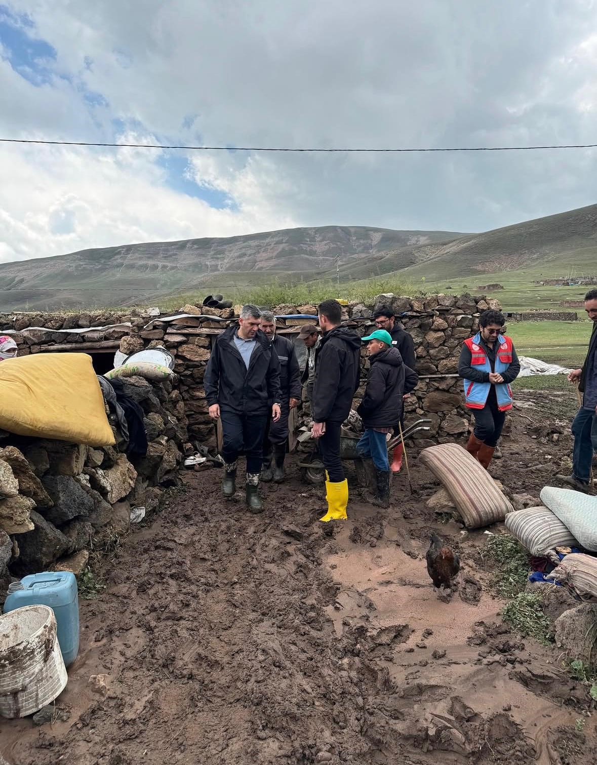 Diyadin’de yağışın ardından tüm kurumlar sahada