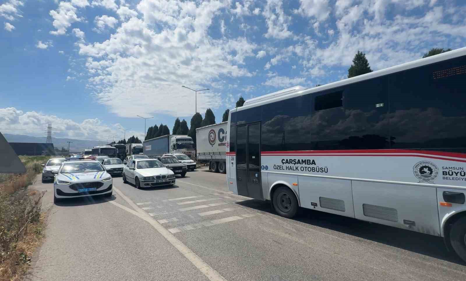 Kaza sonrası yol tek şeride düştü, geciken çalışma trafiği kilitledi