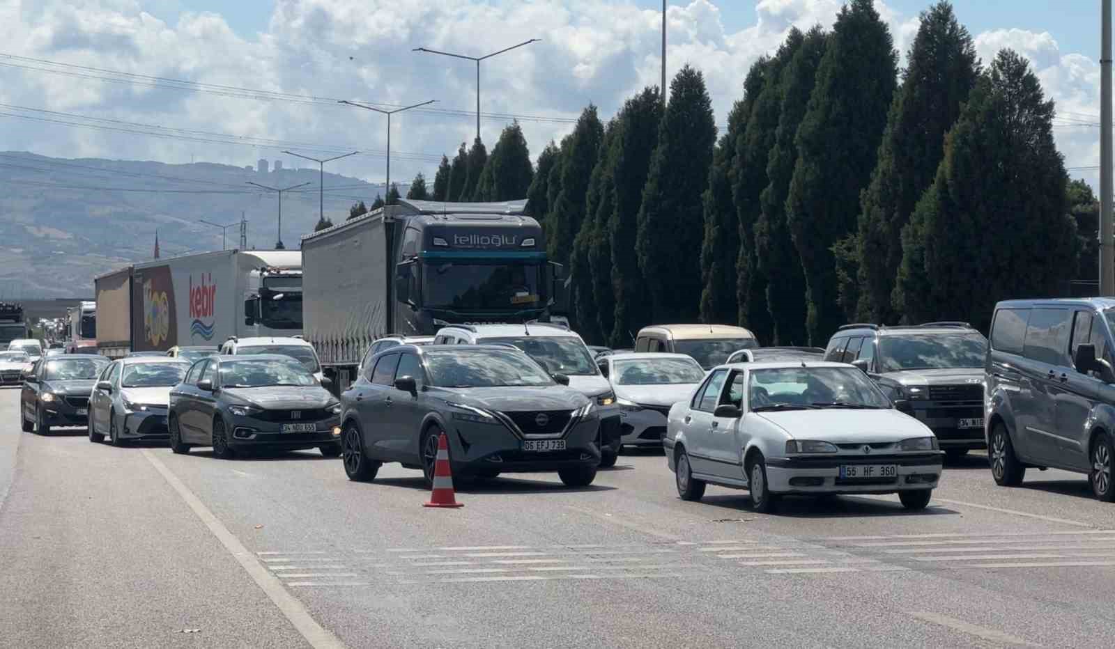 Kaza sonrası yol tek şeride düştü, geciken çalışma trafiği kilitledi
