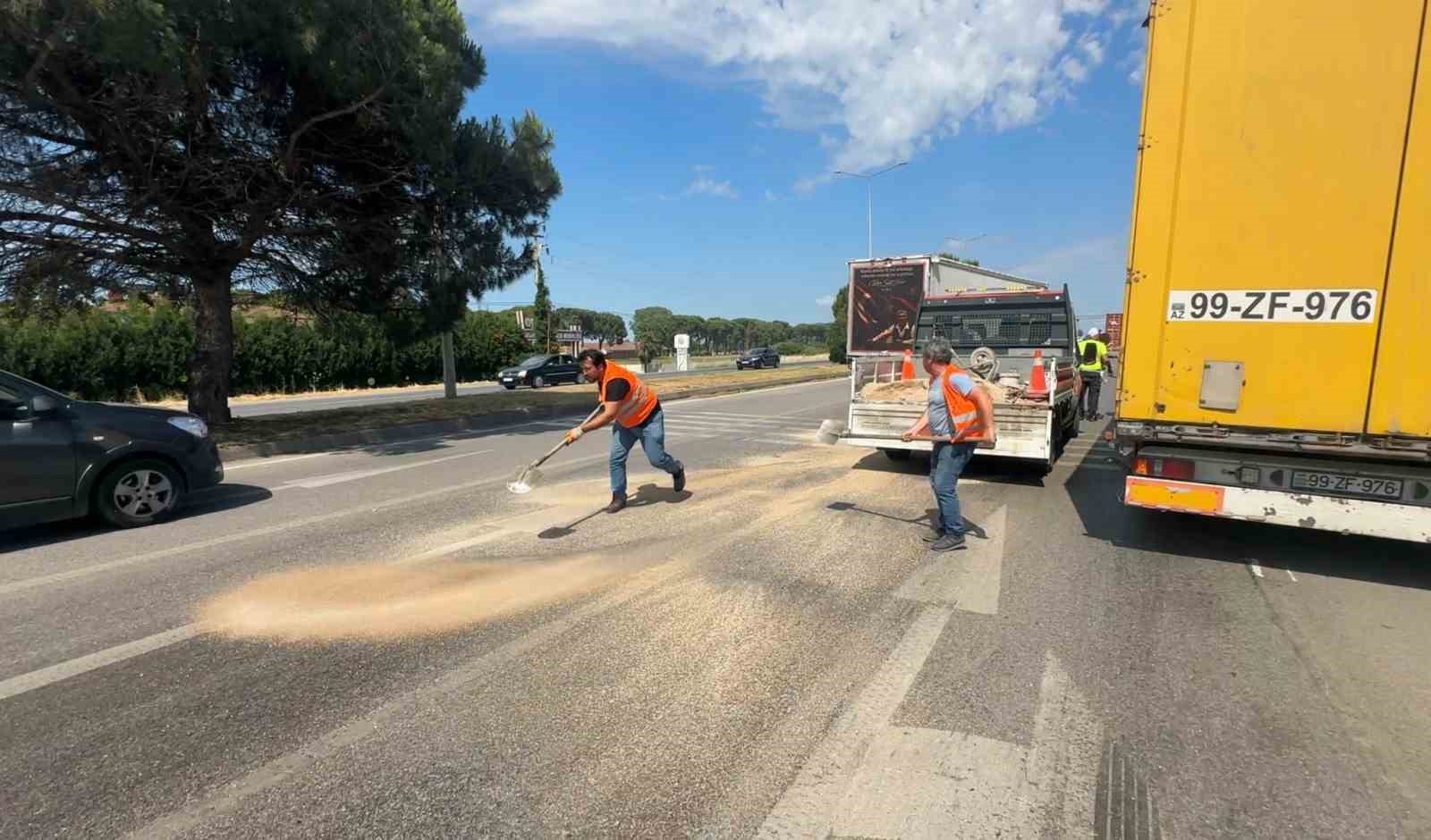 Kaza sonrası yol tek şeride düştü, geciken çalışma trafiği kilitledi