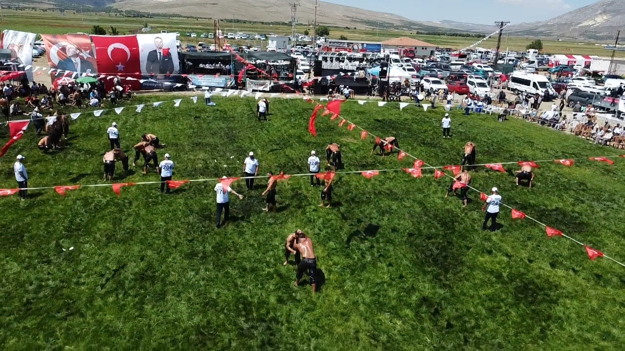 Afyonkarahisar’da ata sporu coşkusu: Pehlivanlar er meydanına çıktı