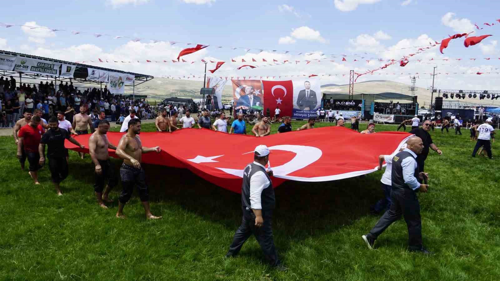 Afyonkarahisar’da ata sporu coşkusu: Pehlivanlar er meydanına çıktı