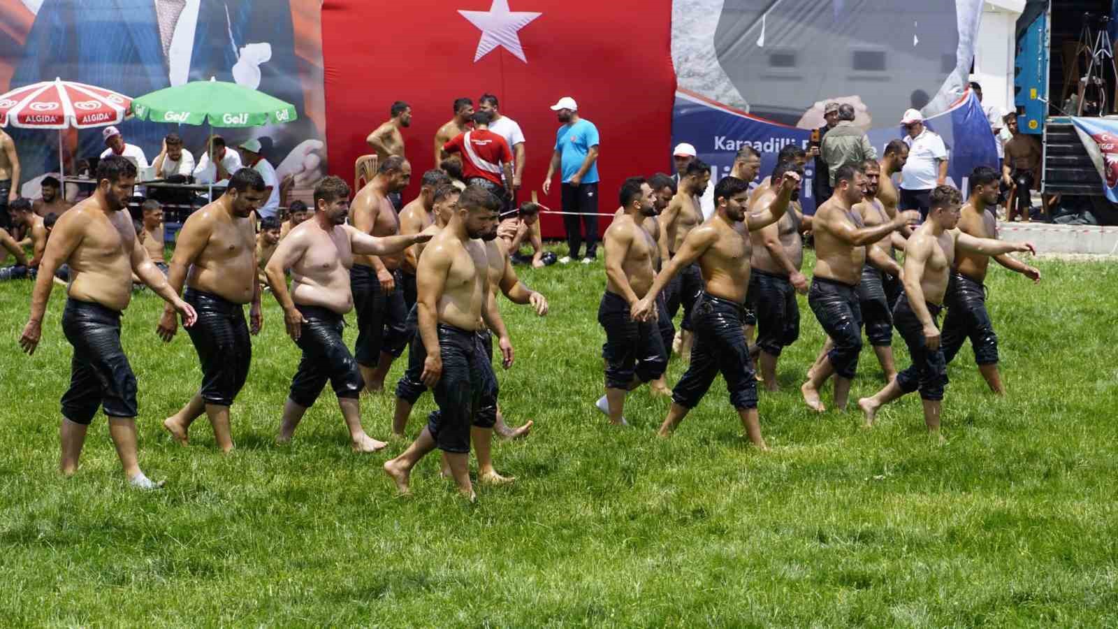 Afyonkarahisar’da ata sporu coşkusu: Pehlivanlar er meydanına çıktı