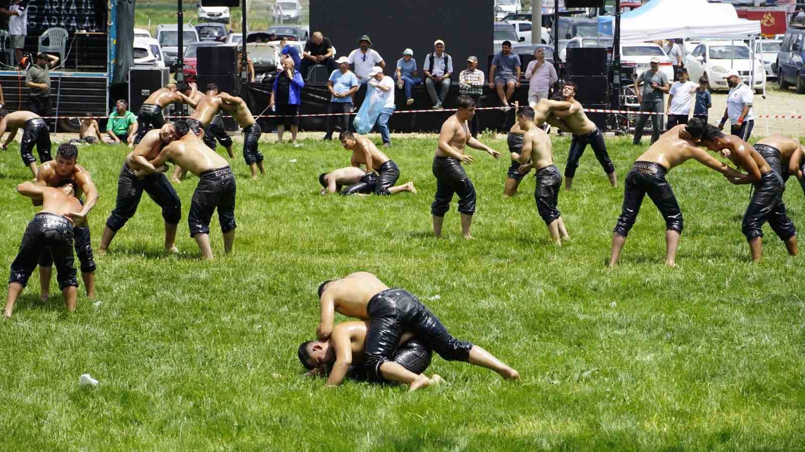 Afyonkarahisar’da ata sporu coşkusu: Pehlivanlar er meydanına çıktı