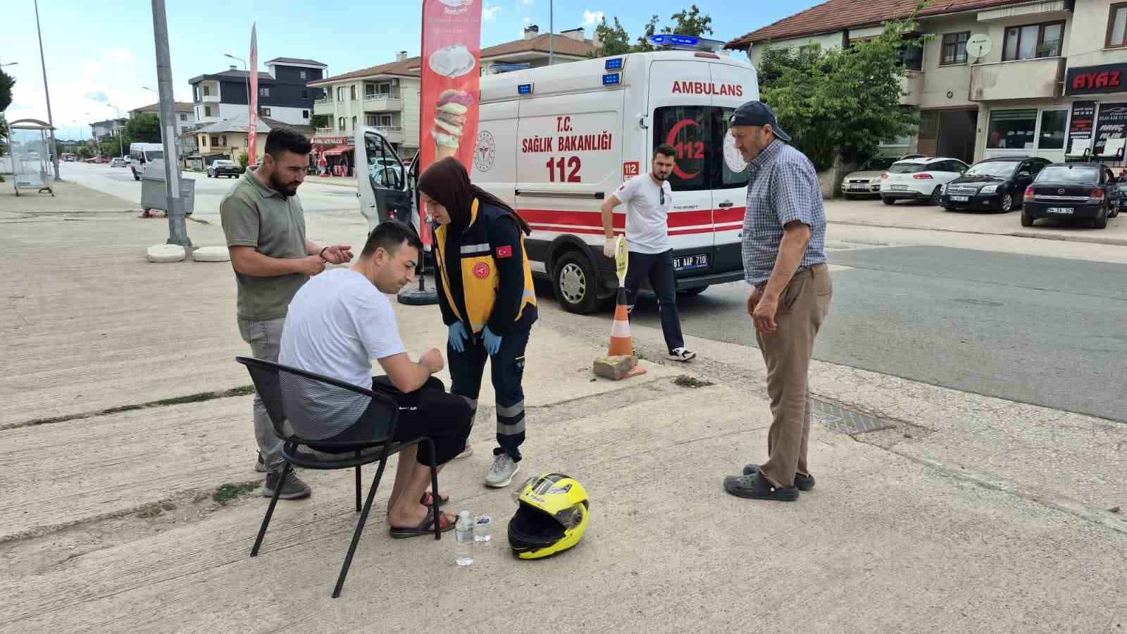 Motosiklet sürücüsü otomobile çarpmamak için frene basınca savruldu: 1 yaralı